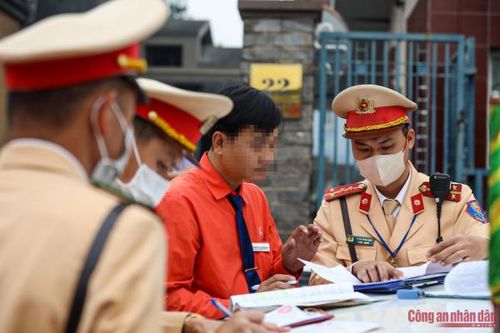 Phạt tiền, tước GPLX của tài xế chở khách không có hợp đồng