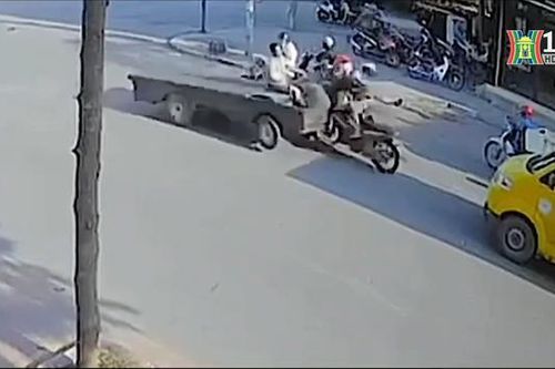 Ô tô tự chế đâm vào nhiều người chờ đèn đỏ