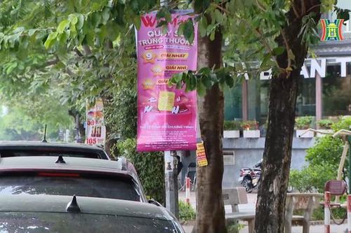 'Rác quảng cáo' ngày càng làm xấu Thủ đô
