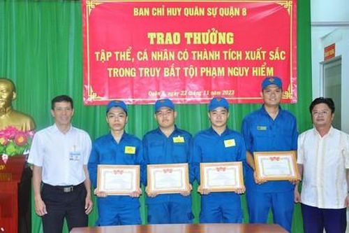 Khen thưởng các tập thể, cá nhân truy bắt hung thủ gây ra vụ án 3 người tử vong