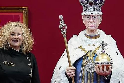Chiếc bánh Vua Charles III kích thước y như người thật