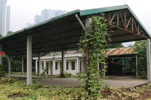 Chợ tạm đông đúc, chợ mới tốn hàng chục tỷ xây dựng thì bị bỏ hoang