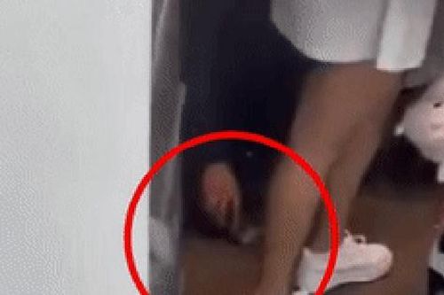 Mặc váy ngắn lên máy bay, nữ hành khách hoảng hồn khi chứng kiến video ghi lại hành động của nam tiếp viên hàng không