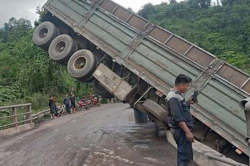 Xe chở than mất lái lao xuống suối trên quốc lộ 15D, tài xế bị thương nặng