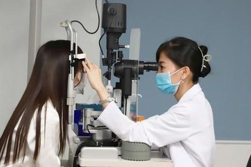 Biến chứng sau mổ cận, bác sĩ chuyên khoa mắt chỉ cách chăm sóc