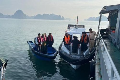 Quảng Ninh: Kịp thời cứu hộ 6 thuyền viên gặp nạn trên biển