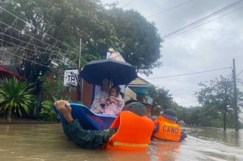 Những người lính dầm mình trong lũ cứu dân