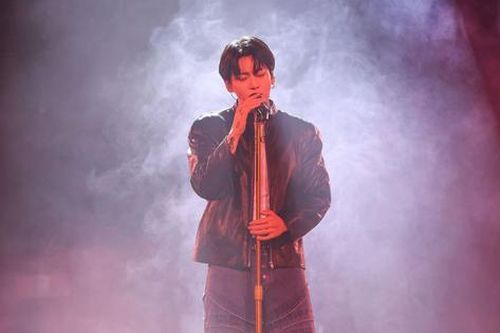 Mối liên hệ giữa tâm thư thông báo nhập ngũ và bài hát cuối showcase của Jung Kook