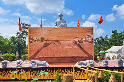 Chiêm ngưỡng bức tranh gạo ST lớn nhất Việt Nam