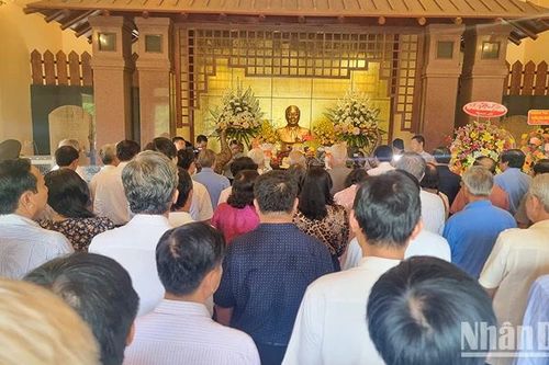 Dâng hương kỷ niệm 101 năm Ngày sinh Thủ tướng Võ Văn Kiệt