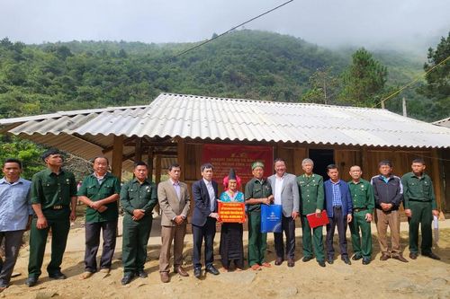 Hỗ trợ làm nhà cho hộ nghèo dân tộc H'Mông ở Sơn La