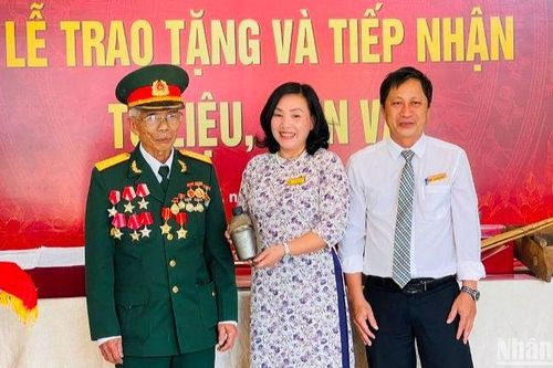Tiếp nhận hiện vật liên quan Chủ tịch Hồ Chí Minh do các tổ chức, cá nhân trao tặng