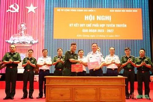 Nâng cao hiệu quả phối hợp tuyên truyền giữa Báo Quân đội nhân dân và Vùng Cảnh sát biển 4