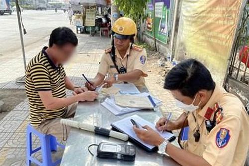 Công an TP Hồ Chí Minh xử lý hơn 1.000 trường hợp vi phạm trên Quốc lộ 1A
