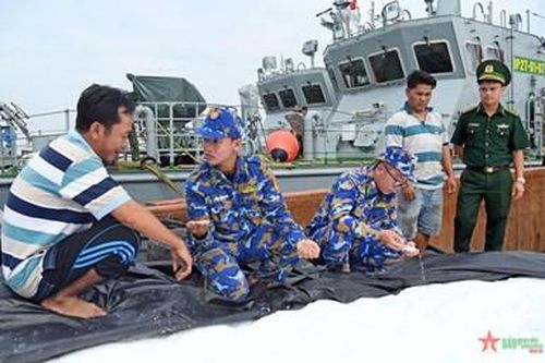 Hải đoàn Biên phòng 18 bắt giữ tàu vận chuyển hàng hóa không có giấy tờ hợp pháp