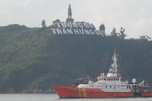 Tàu SAR ứng cứu 39 ngư dân Quảng Ngãi