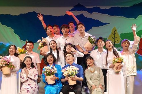Nghệ sĩ Hồng Ánh duyên dáng trong vai cô giáo