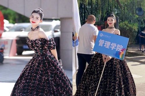 Nữ sinh cầm bảng gây sốt mạng lộ ảnh đời thường gây chú ý