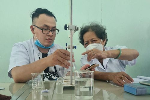Biến ước mơ trở thành Dược sĩ ở tuổi 75