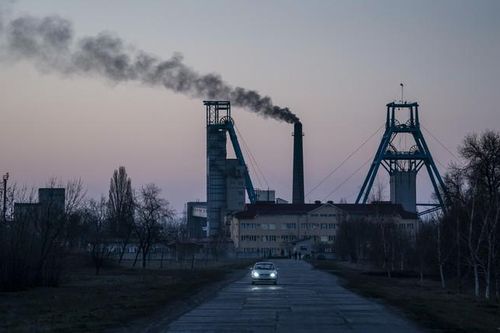 Phụ nữ thay nam giới làm việc tại các mỏ ở Ukraine