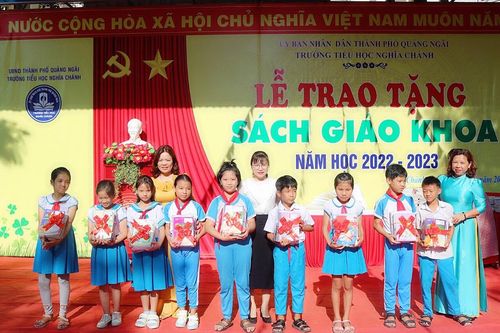 Lan tỏa phong trào gìn giữ và trao tặng sách giáo khoa