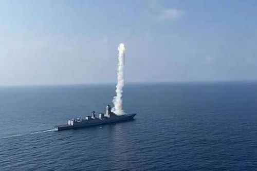 Ấn Độ ghi dấu ấn mới khi tàu khu trục lớp Visakhapatnam phóng thành công tên lửa Brahmos