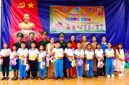 Đồng hành chia sẻ khó khăn với phụ nữ nghèo ở khu vực biên giới biển Cà Mau