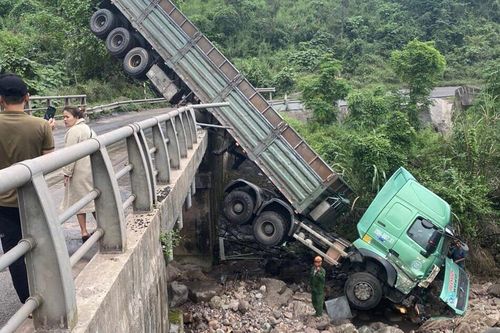 Kịp thời hỗ trợ tài xế bị thương nặng khi phương tiện lao xuống vực sâu