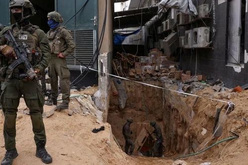 Israel dẫn các nhà báo đến xem căn hầm bí mật của Hamas ở bệnh viện Al Shifa
