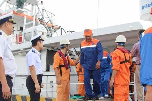 Cứu 39 thuyền viên, cùng tàu cá Quảng Ngãi gặp nạn trên biển
