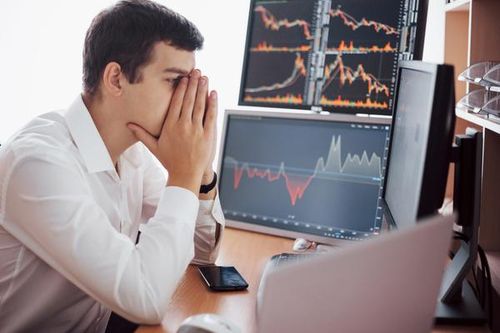 Thị trường diễn biến khó đoán, nhà đầu tư cần làm gì để hạn chế rủi ro?
