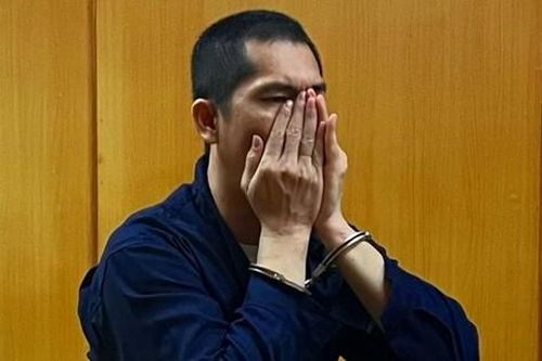 Tài xế xe ôm đâm 2 người thương vong rồi leo lên nóc nhà cố thủ