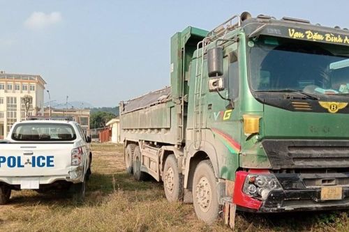 Tài xế ô tô tải đâm hỏng xe CSGT rồi bỏ chạy