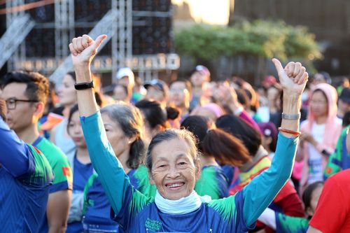 Cụ bà 83 tuổi ở Quảng Ninh mỗi ngày chạy 10km 'đều như vắt tranh'