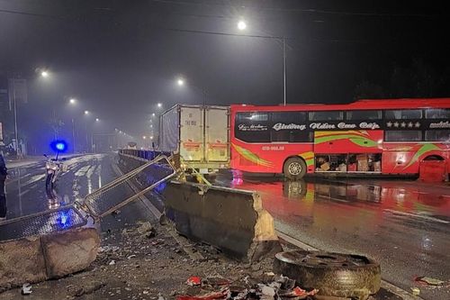 Xe giường nằm chở hơn 20 người tông dải phân cách rồi quay 180 độ