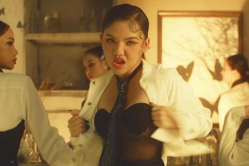 'Lady Mây' Myra Trần gây chú ý với cảnh phanh ngực nóng bỏng