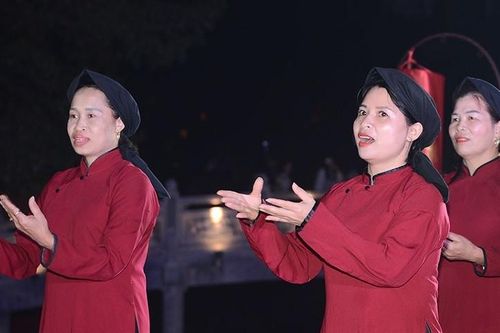 Nghe di sản Hát Xoan Phú Thọ giữa lòng Hồ Văn