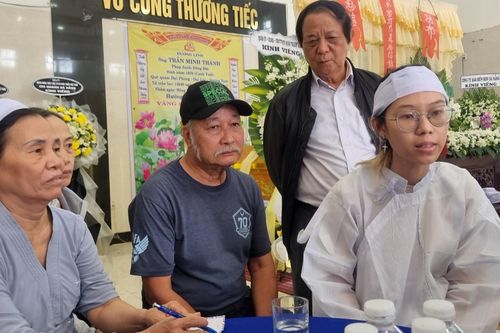 Bảo vệ bị kẻ cướp ngân hàng đâm tử vong: Ngày đoàn tụ đau buồn của gia đình