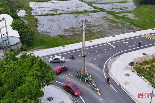 Cột điện 'sừng sững' giữa ngã ba đường