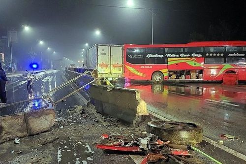 Quảng Bình: Hơn 20 hành khách hoảng loạn khi xe khách đâm vào dải phân cách