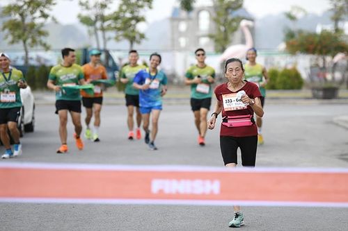 Quảng Ninh: Kinh ngạc cụ bà 83 tuổi ngày nào cũng chạy bộ 10km 'đều như vắt chanh'