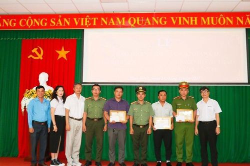 Khen thưởng 3 cá nhân dũng cảm bắt cướp ở Vĩnh Long