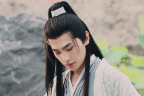 'Tình mới' của Dương Dương chưa gì đã bị gọi là 'thảm họa cổ trang': Gầy trơ xương, già hơn hẳn nam chính