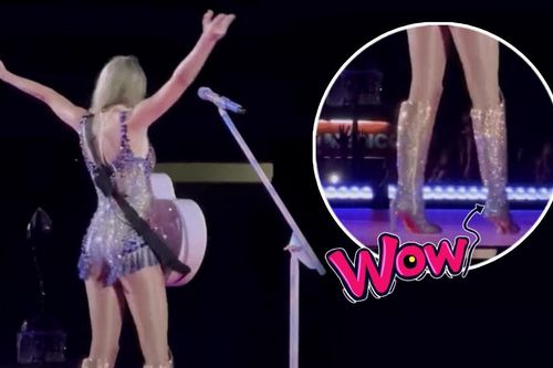 Nữ ca sĩ bị gãy gót giày khi đang biểu diễn trên sân khấu, cách xử lý ghi trọn điểm