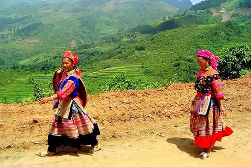 Không biết chữ nên không thể thi bằng lái xe máy, nhiều phụ nữ dân tộc thiểu số đành 'cuốc bộ'