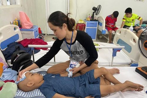 Hoàn cảnh éo le của bé trai 6 tuổi bị ung thư máu