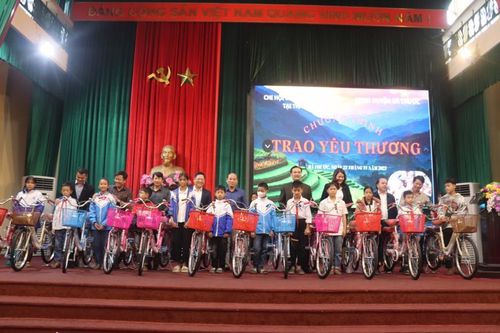 Báo chí Trung ương tại Thanh Hóa đồng hành cùng học sinh nghèo Bá Thước
