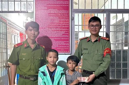 Krông Pa: 2 học sinh trả lại 19 triệu đồng cho người đánh rơi
