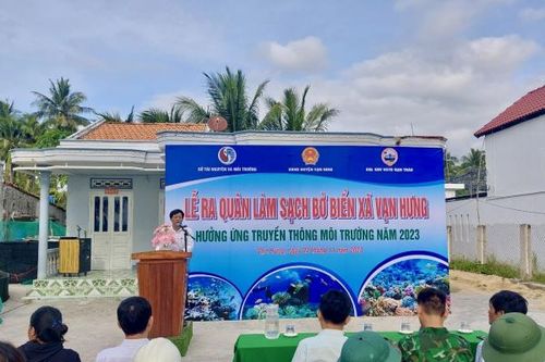 Sở Tài nguyên và Môi trường Khánh Hòa: Ra quân làm sạch bờ biển tại xã Vạn Hưng