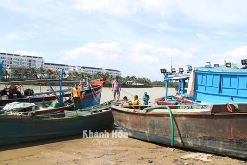 Phục bắt 3 ghe hút cát lậu trên hạ nguồn sông Cái